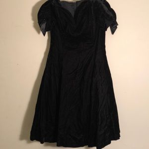 Black velvet like dress, Sweetheart neck 4